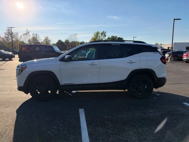 Used 2024 White GMC SLE image 9