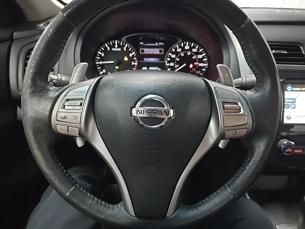 Used 2015 Red Nissan 3.5 SL image 19