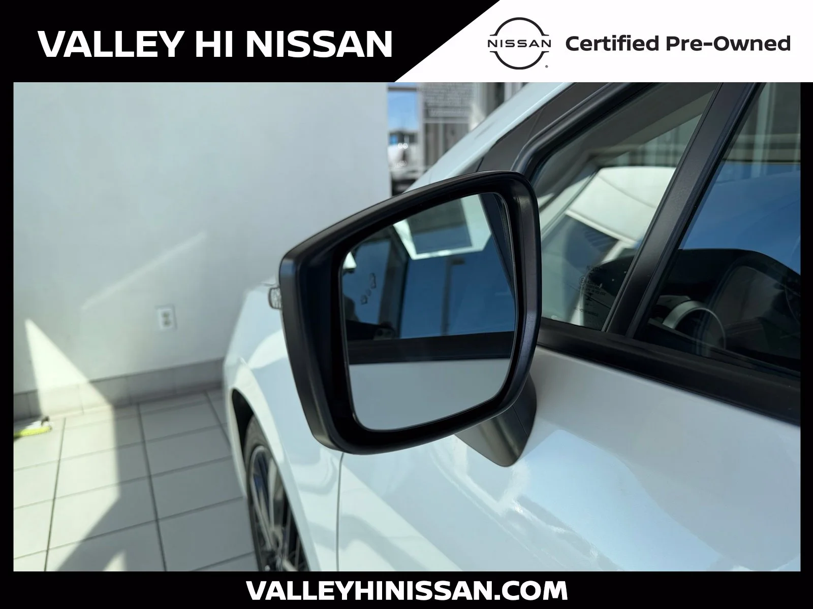 2025 Nissan Versa Sedan SR - Photo 9