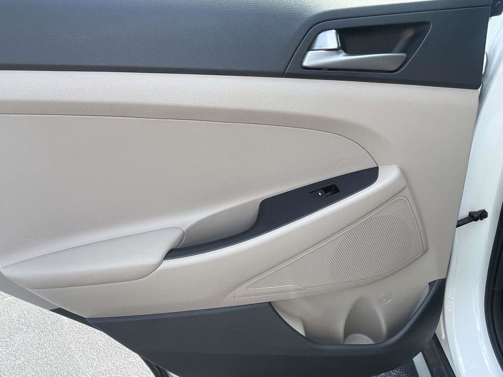 Used 2018 White Hyundai Value image 16