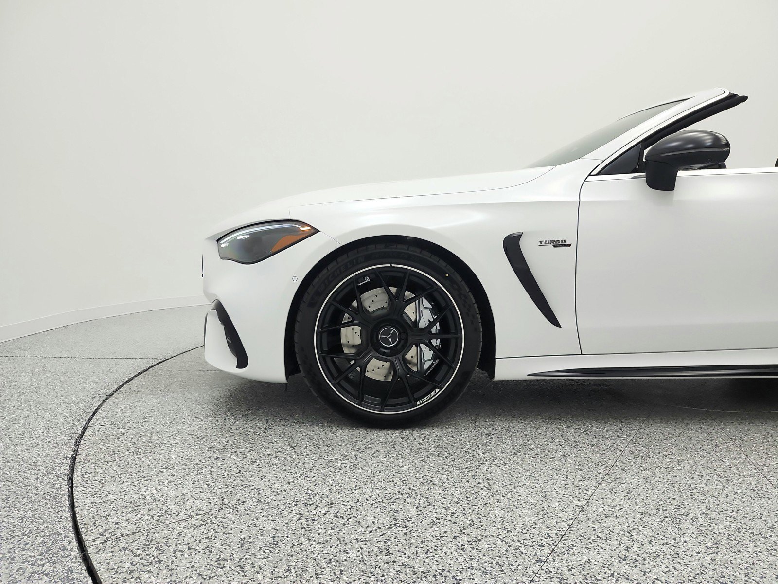 New 2026 MANUFAKTUR Moonlight White Metallic Mercedes-Benz AMG® CLE 53 4MATIC+ Cabriolet image 40