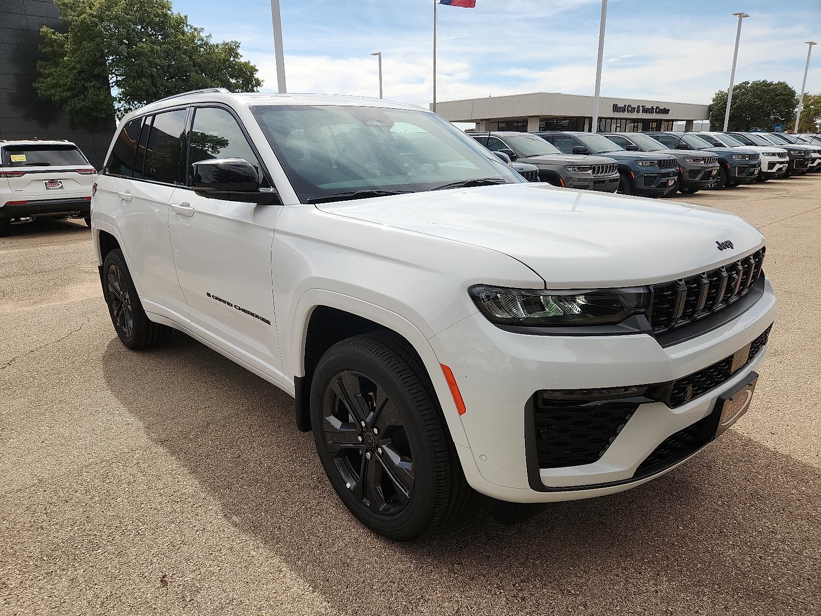 New 2027 Bright White Clear-Coat Paint Jeep LIMITED RESERVE 4X4 image 6