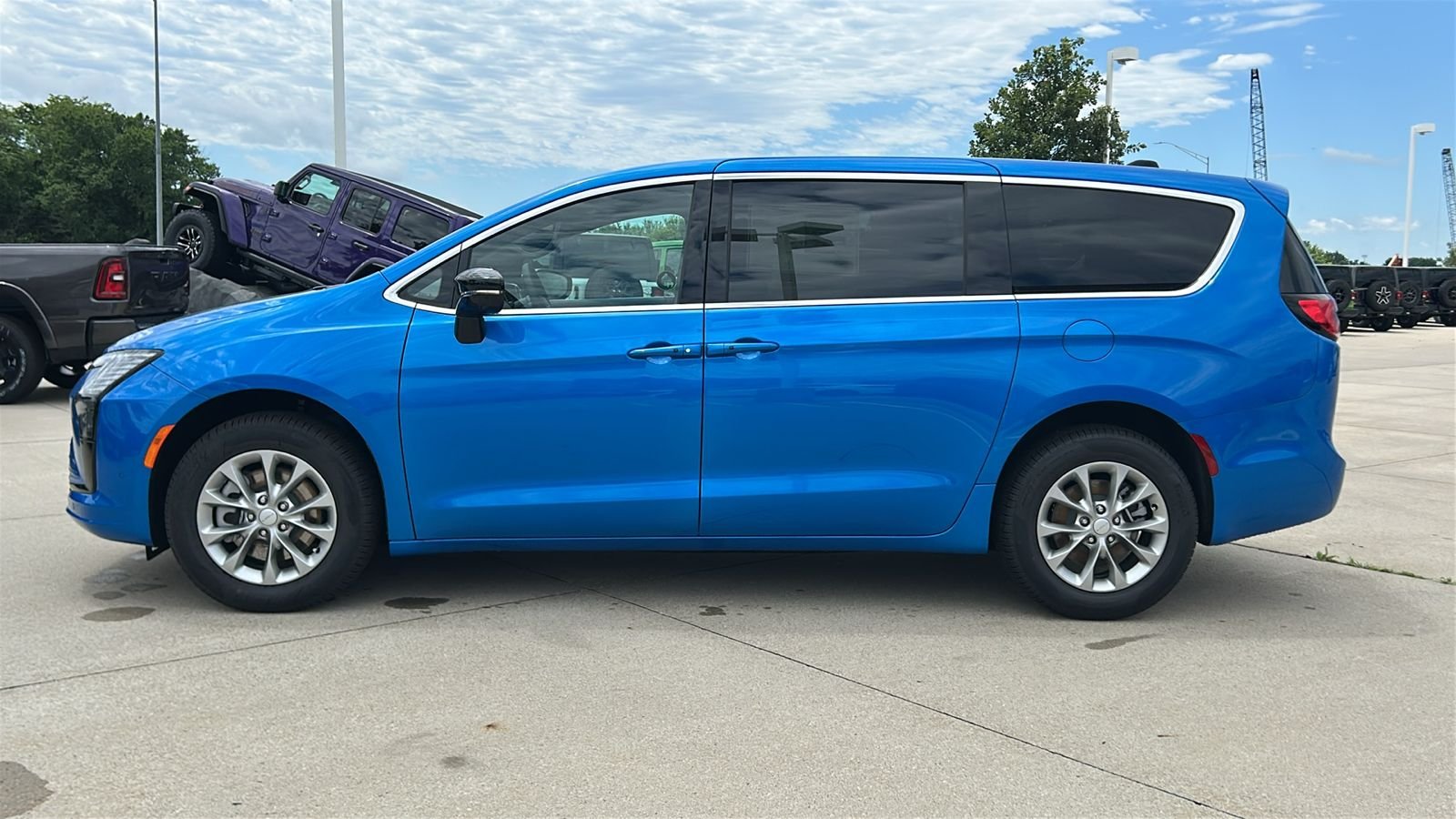 New 2027 Hydro Blue Pearl-Coat Exterior Paint Chrysler Select image 7