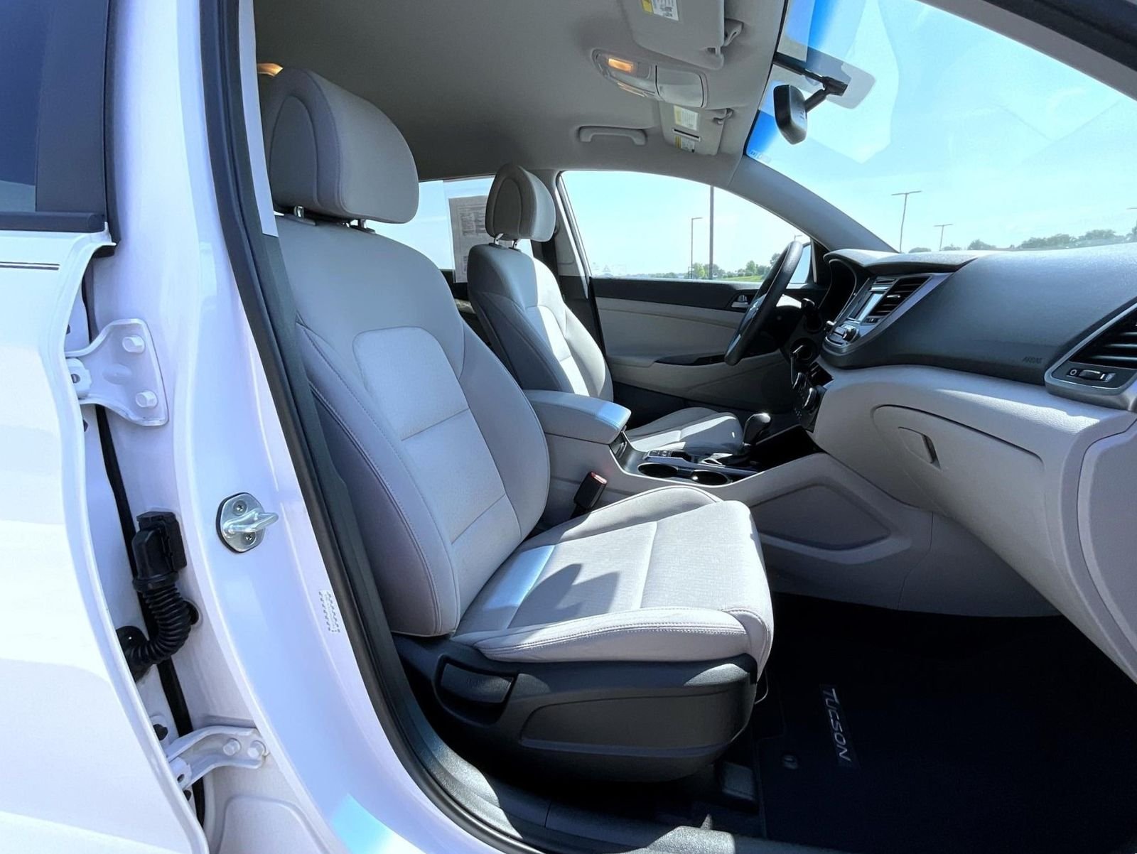 Used 2017 White Hyundai Eco image 16