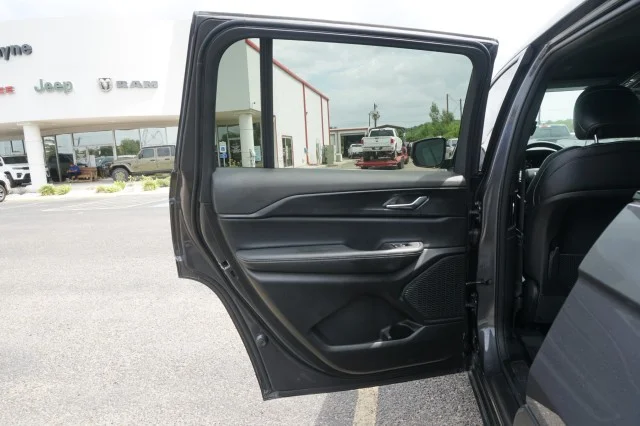 Used 2025  Jeep Laredo X image 19