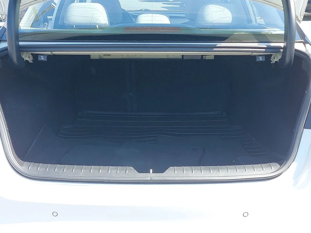 Used 2018 White Kia LX image 12
