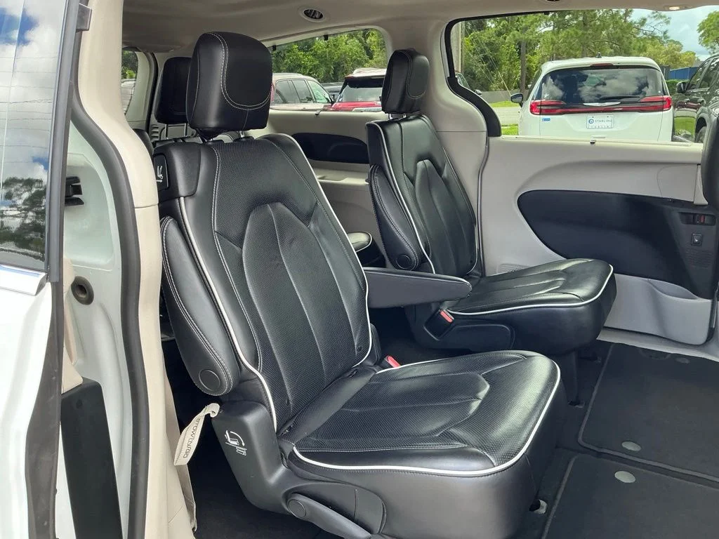 Used 2023 White Chrysler Limited image 17