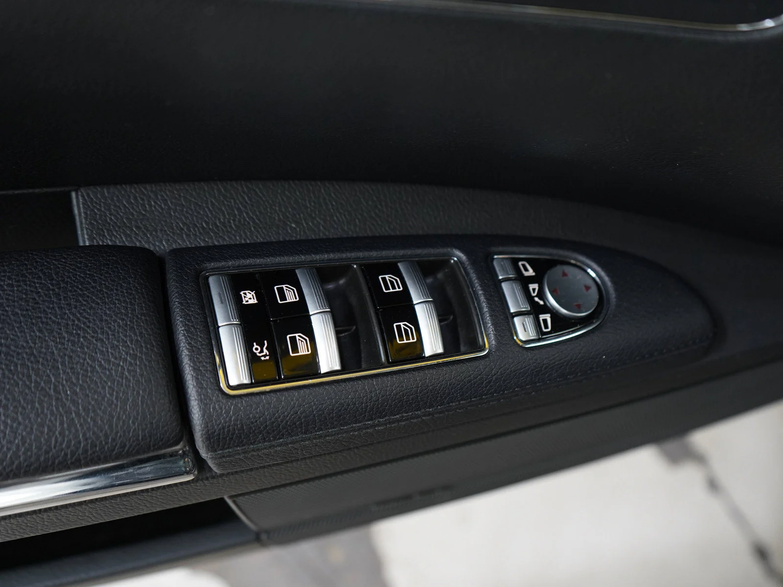 Used 2011 Black Mercedes-Benz 4D SEDAN S550 4MATIC® image 19