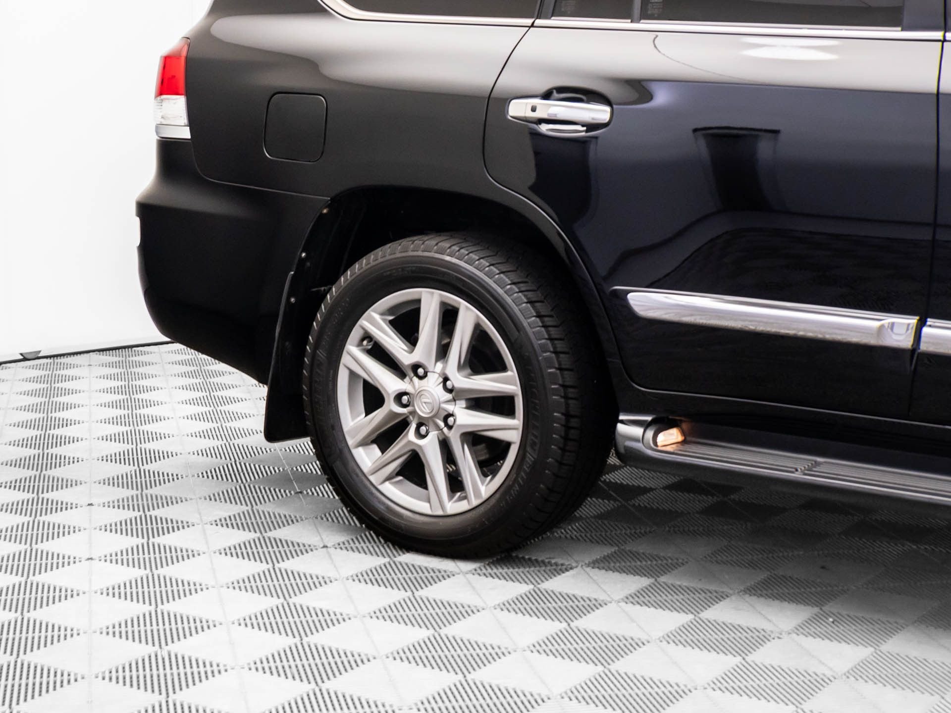 Used 2014 Black Lexus 570 image 38