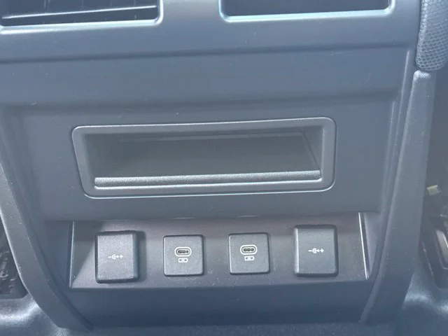 Used 2022 White Land Rover X-Dynamic SE image 16