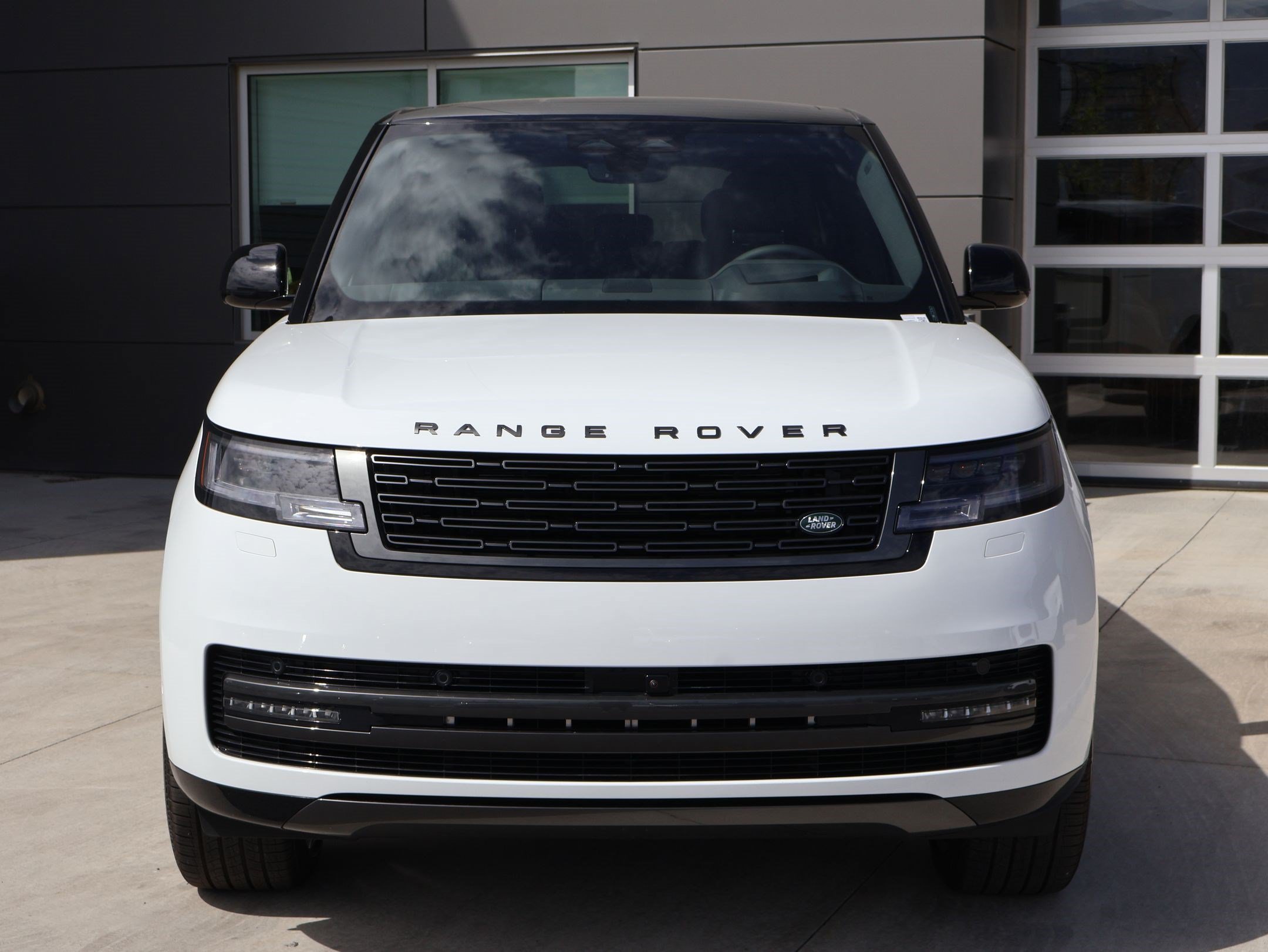 New 2026 Fuji White LAND ROVER P400 SE 7 Seat image 2