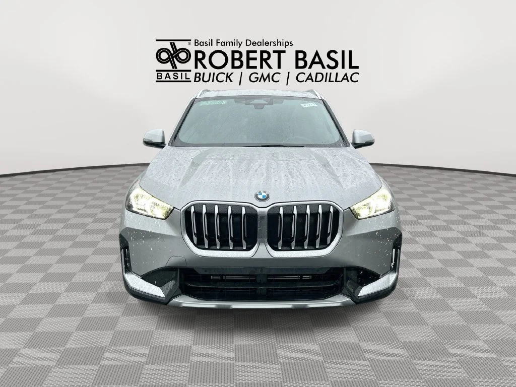 Used 2023 Silver BMW xDrive28i image 3