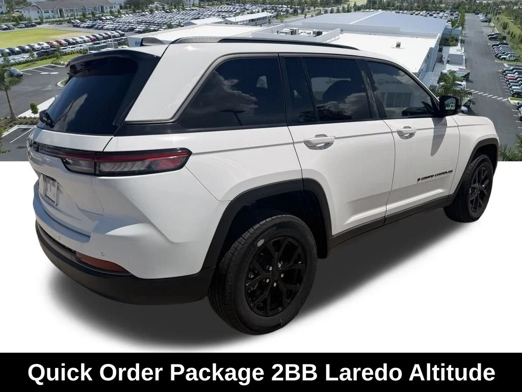 New 2026 Bright White Clear-Coat Exterior Paint Jeep Laredo Altitude image 4