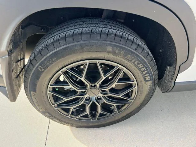 Used 2025 WIND CHILL PEARL Toyota  image 10