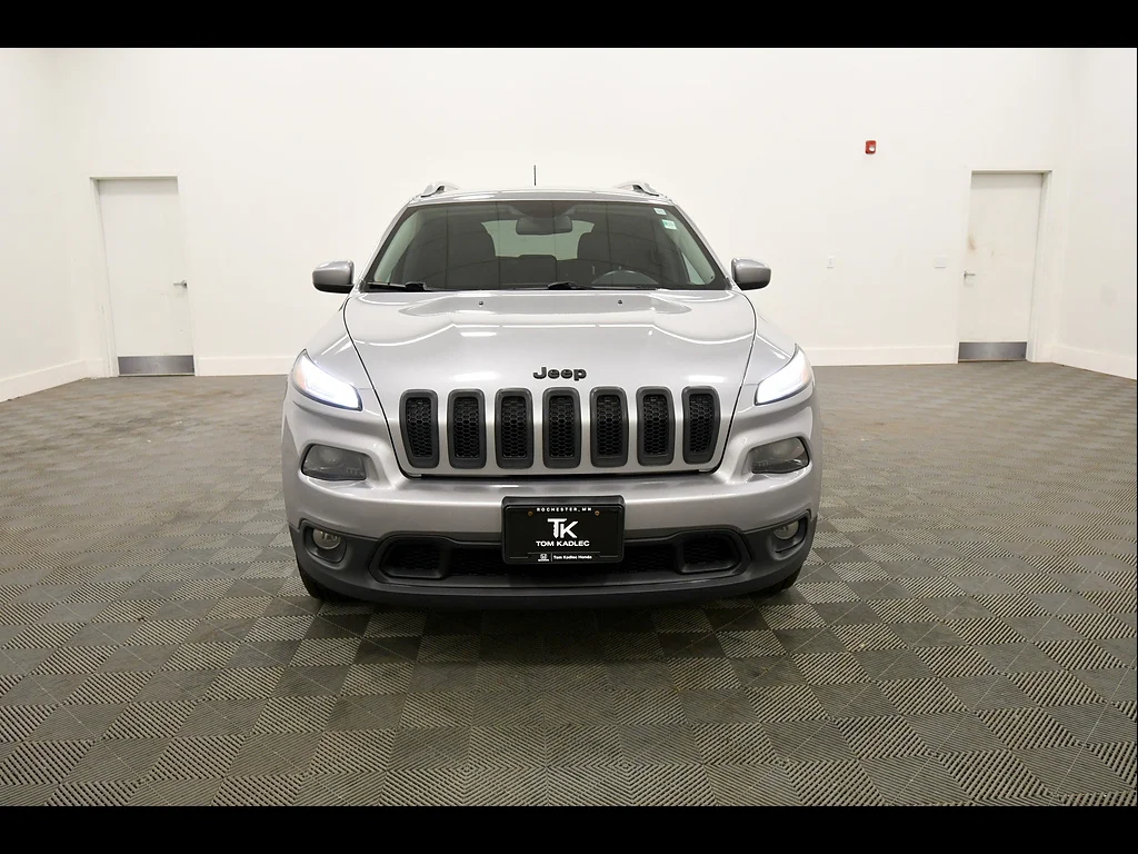 Used 2017 Billet Silver Metallic Clear Coat Jeep Latitude image 11