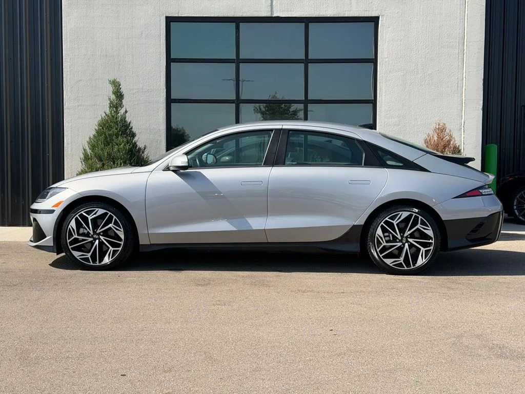 Used 2024 Silver Hyundai SEL image 2