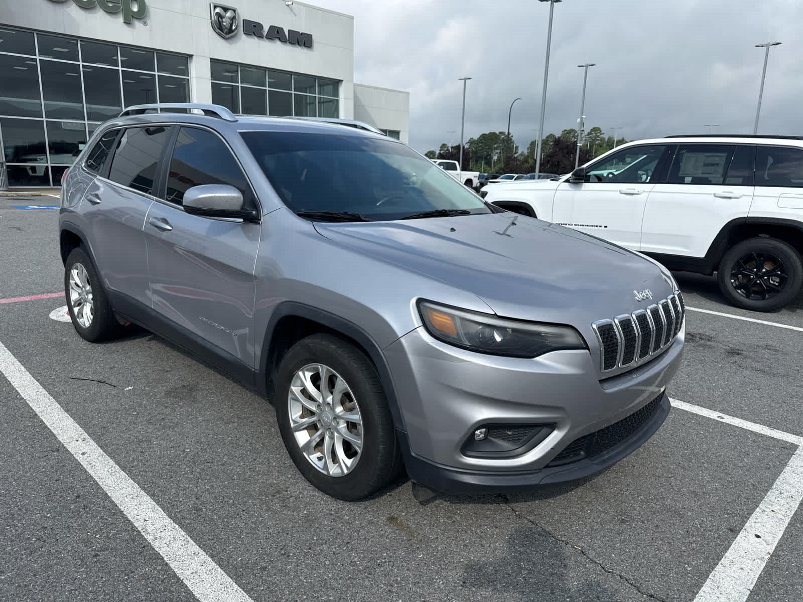 Used 2019 Billet Silver Metallic Clearcoat Jeep Latitude image 2