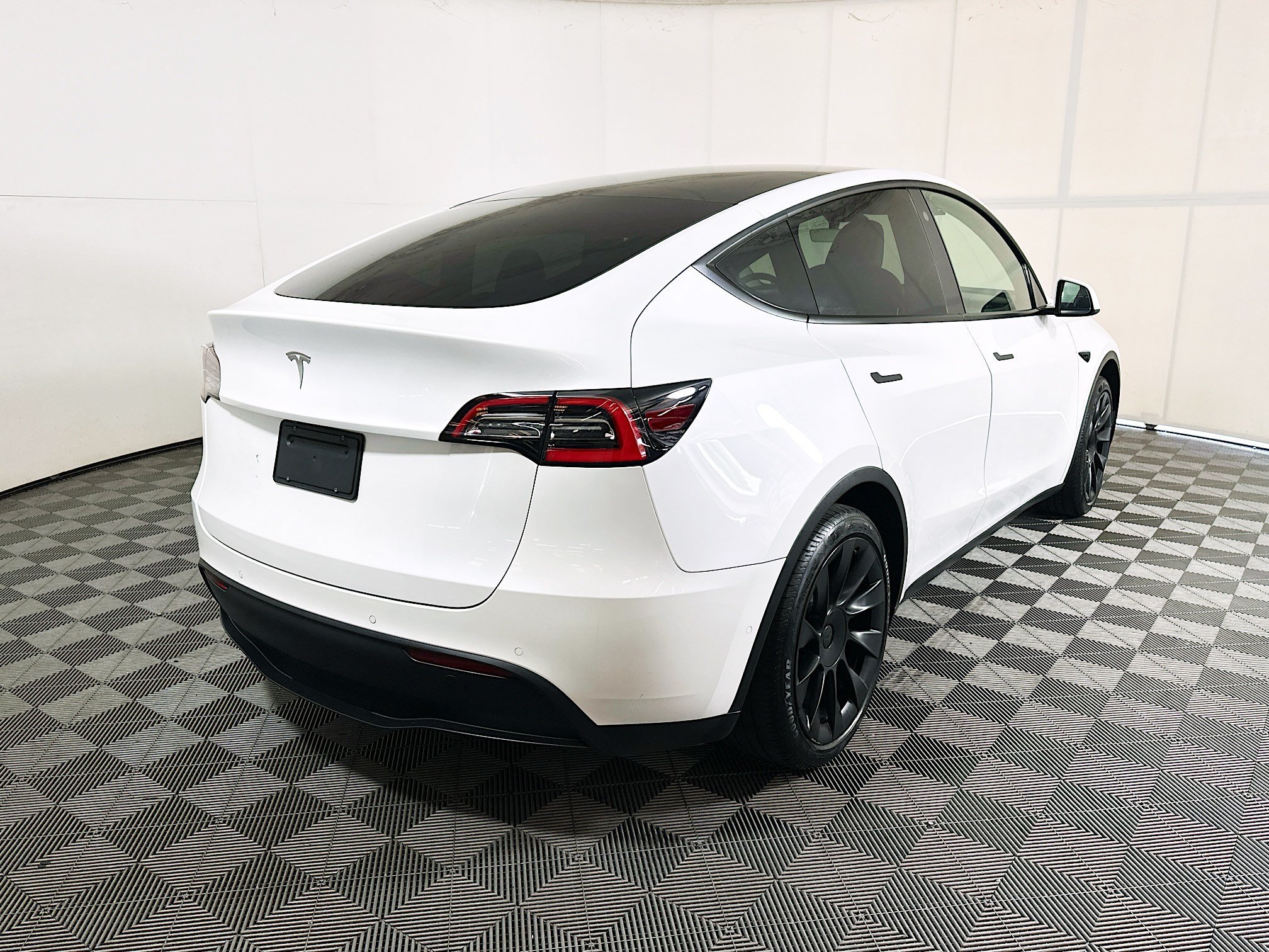 Used 2021 White Tesla Standard Range image 3