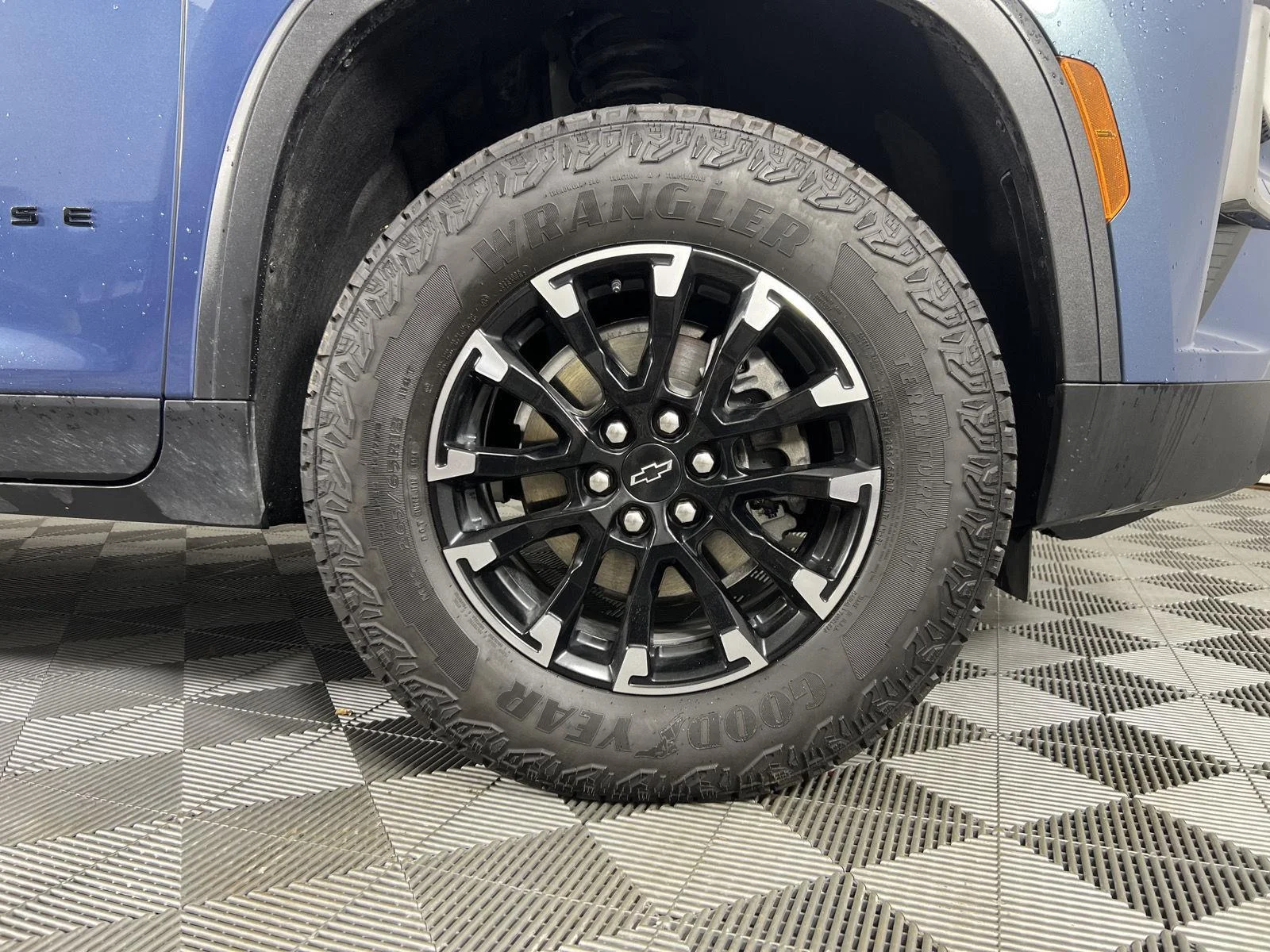 Used 2025 Lakeshore Blue Chevrolet Z71 image 13