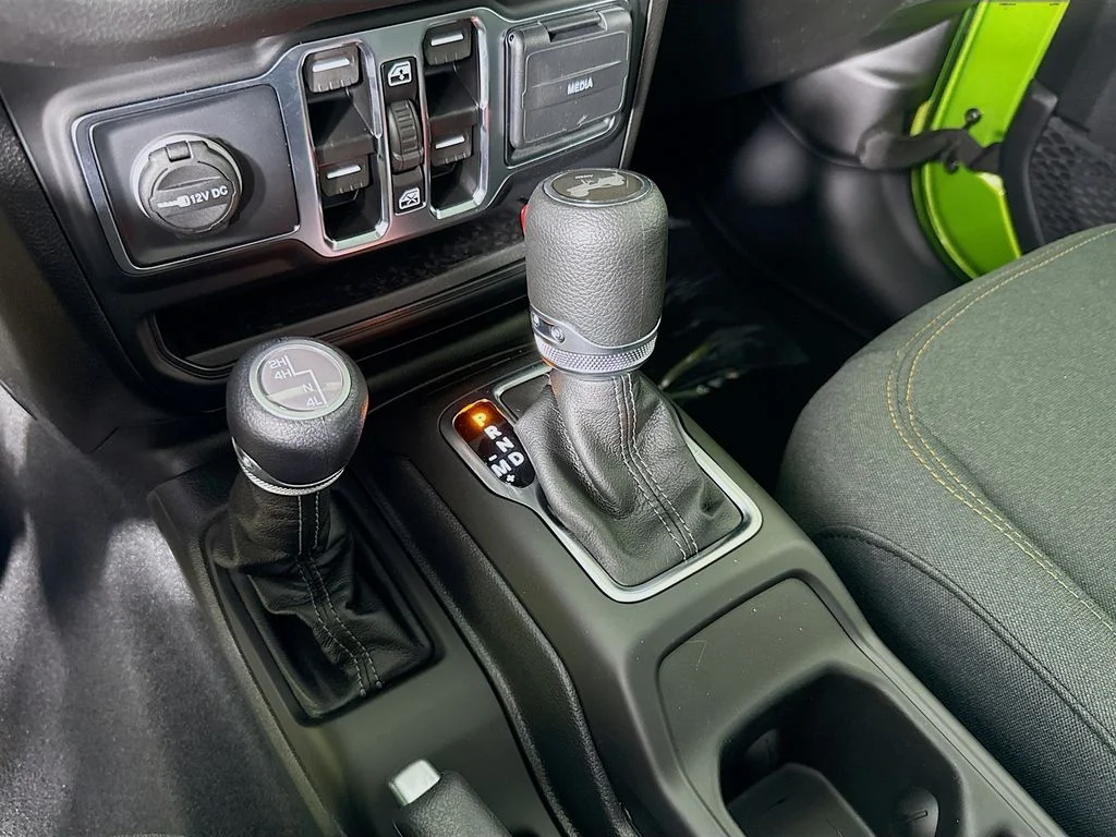 Used 2025  Jeep Sport image 17