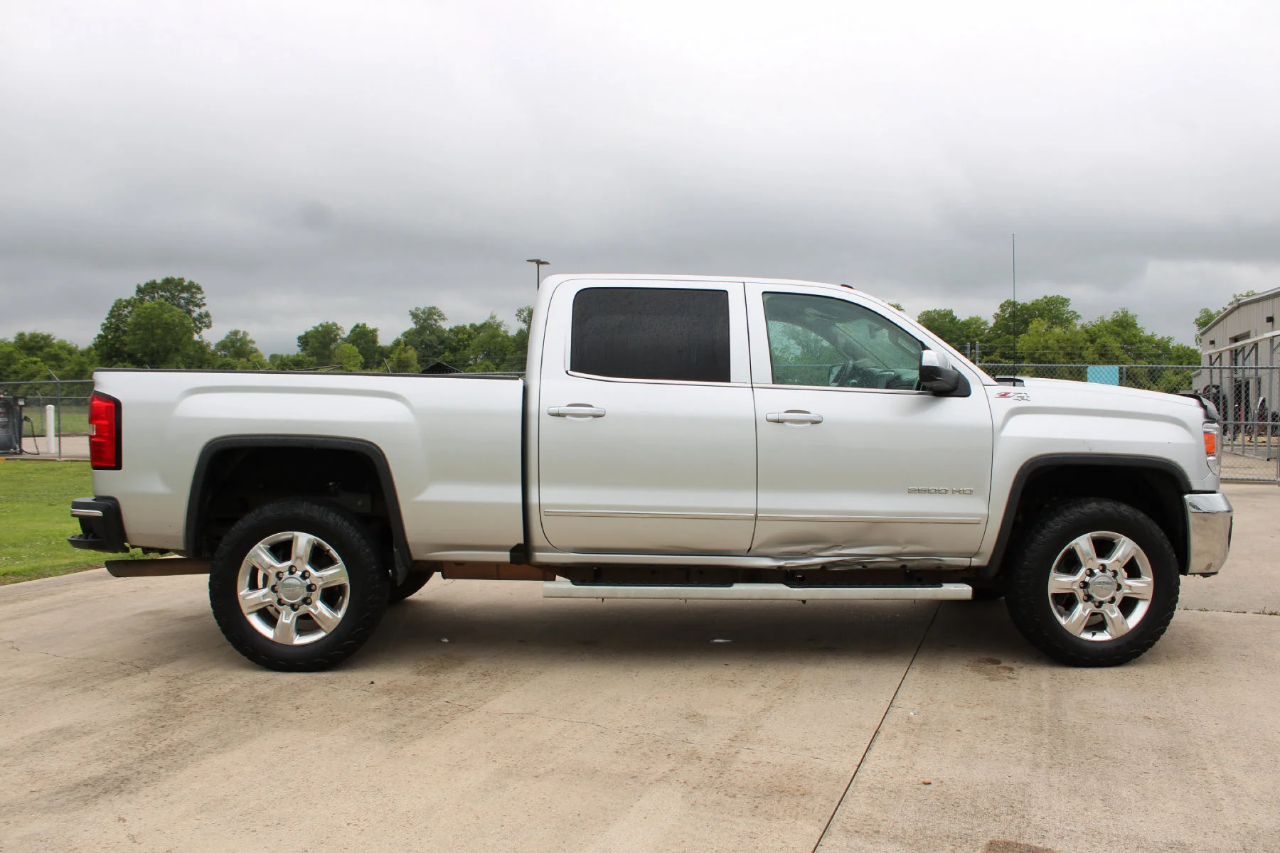 Used 2017 Quicksilver Metallic GMC 4WD Crew Cab 153.7 SLT image 29