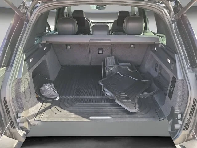 Used 2023 Black Land Rover SE image 9