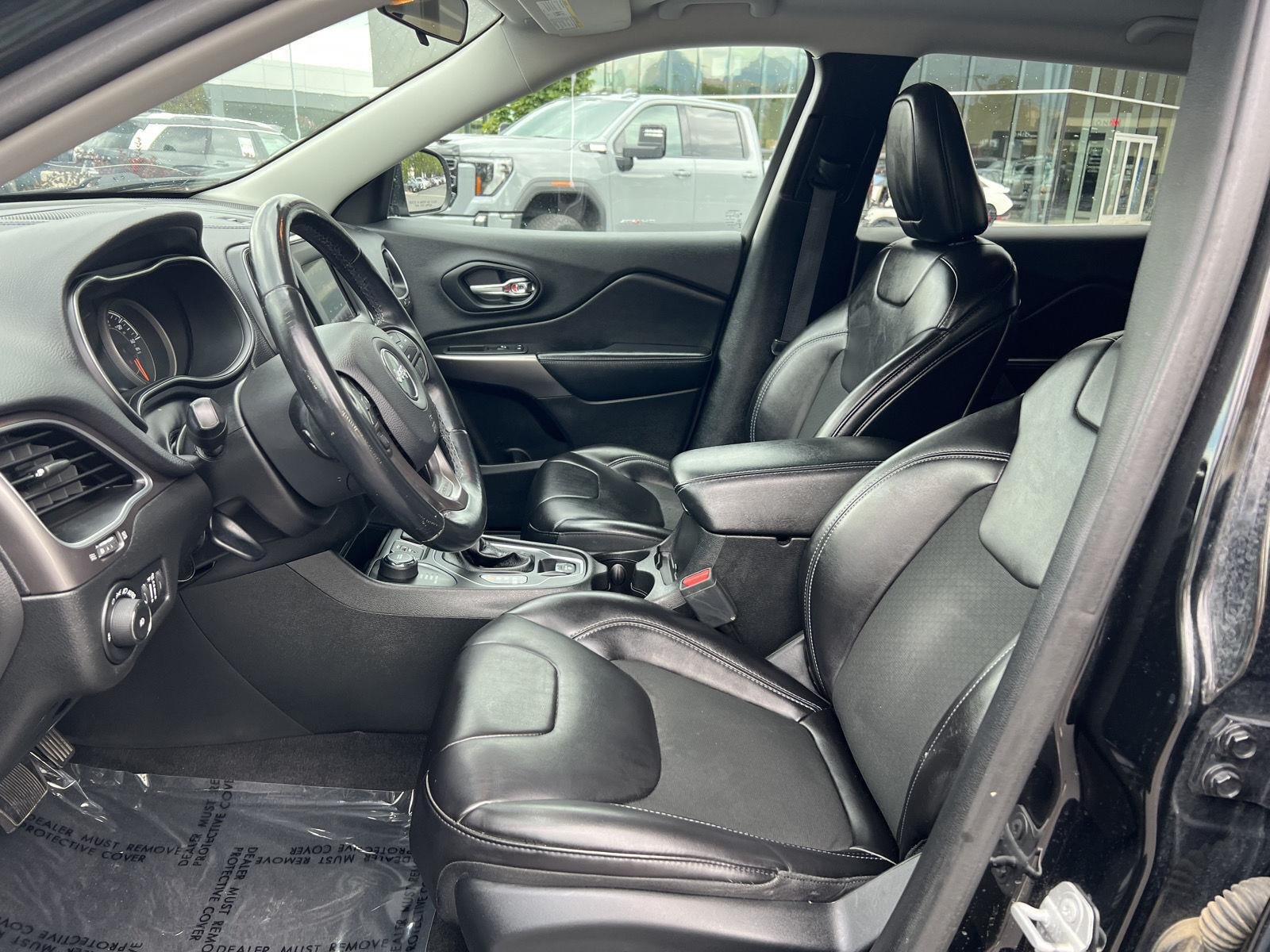 Used 2019 Diamond Black Crystal Pearlcoat Jeep Latitude Plus image 27