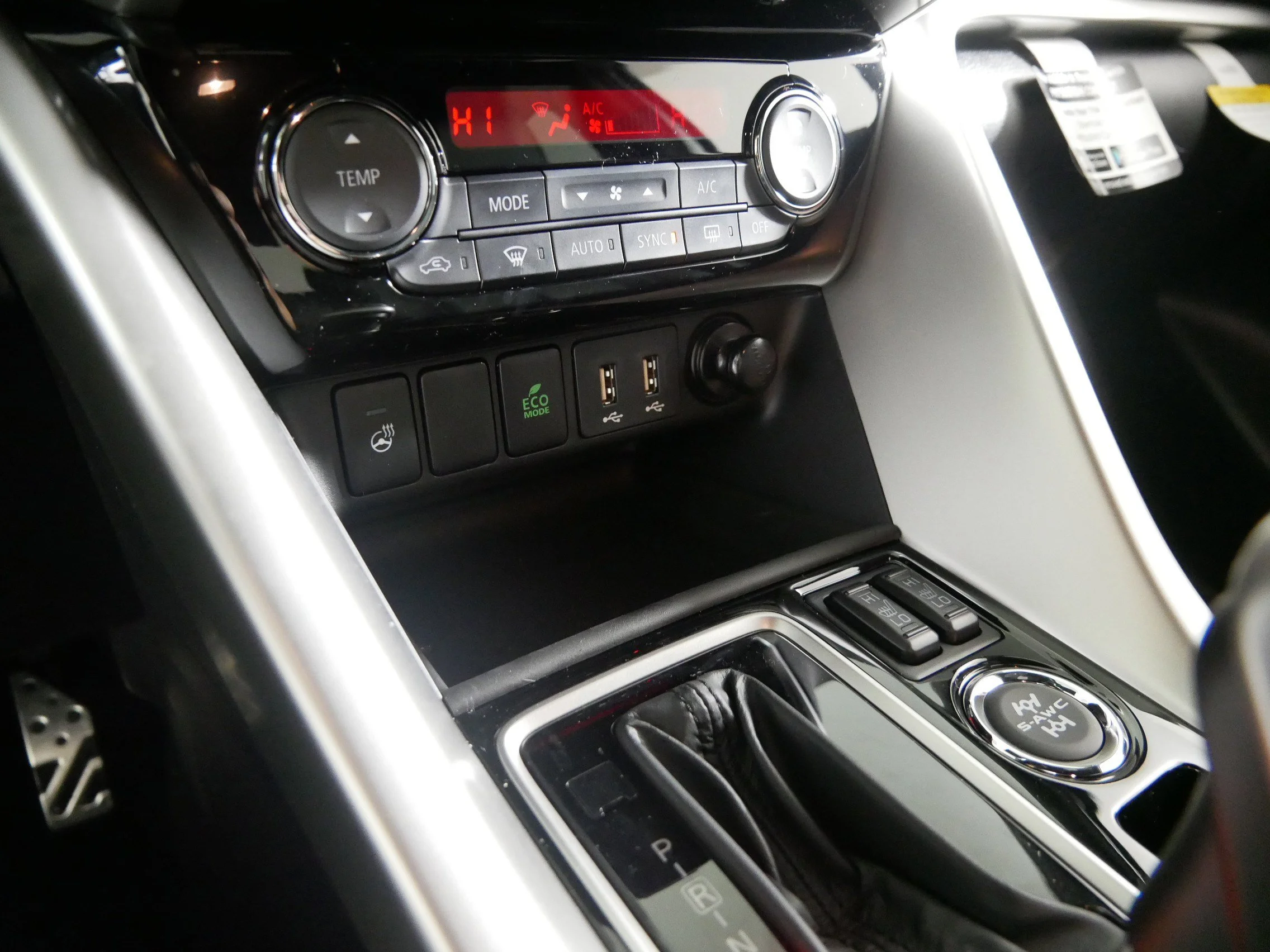 New 2026 Mercury Gray Metallic Mitsubishi SEL image 7