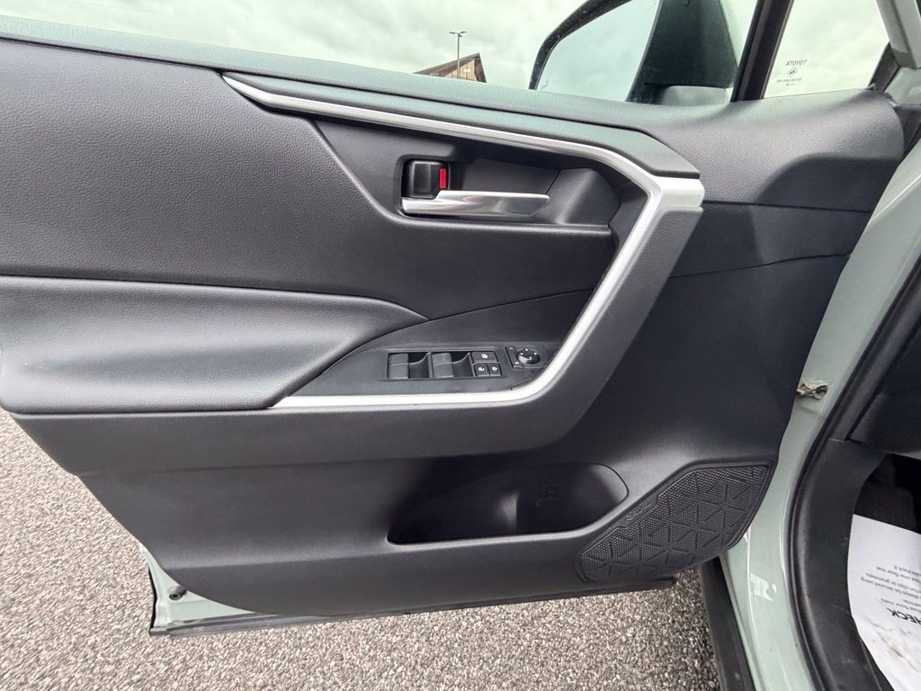 Used 2021  Toyota XLE image 14