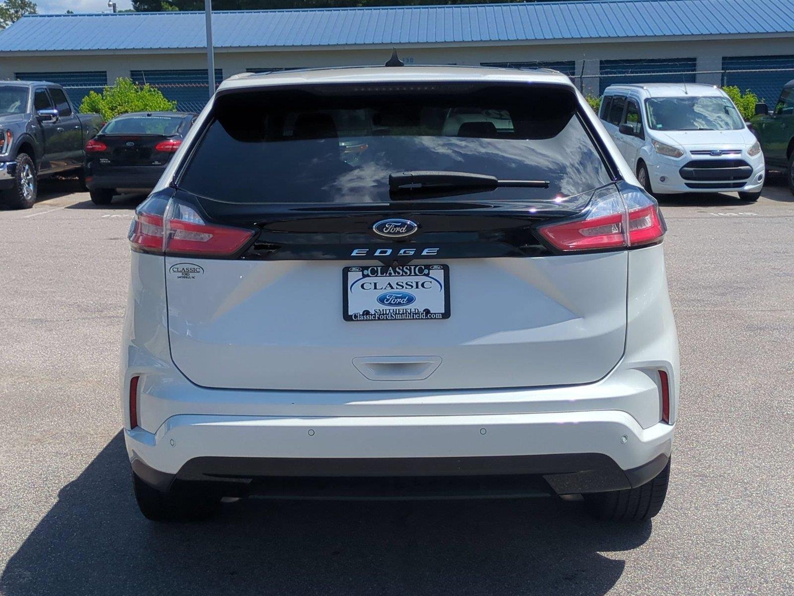 Used 2022 Star White Metallic Tri-Coat Ford ST-Line image 4