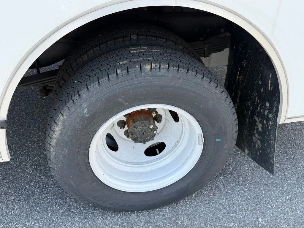 New 2026 Oxford White Ford E-350 SRW image 13