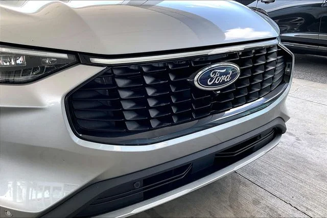 Used 2023 Silver Ford Platinum image 27