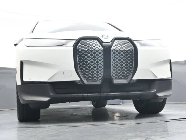 Certified Used 2024 White/off-white BMW xDrive50 image 38