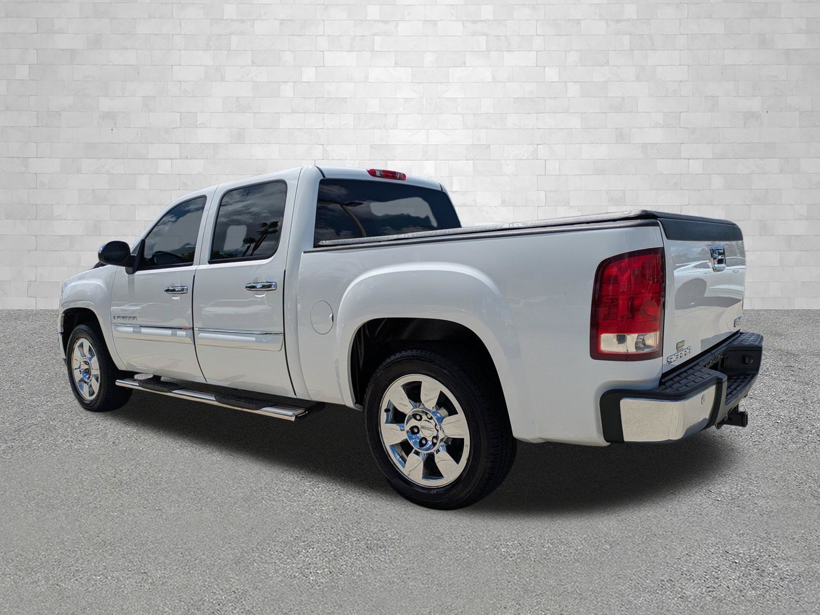 Used 2009 Summit White GMC SLE image 4