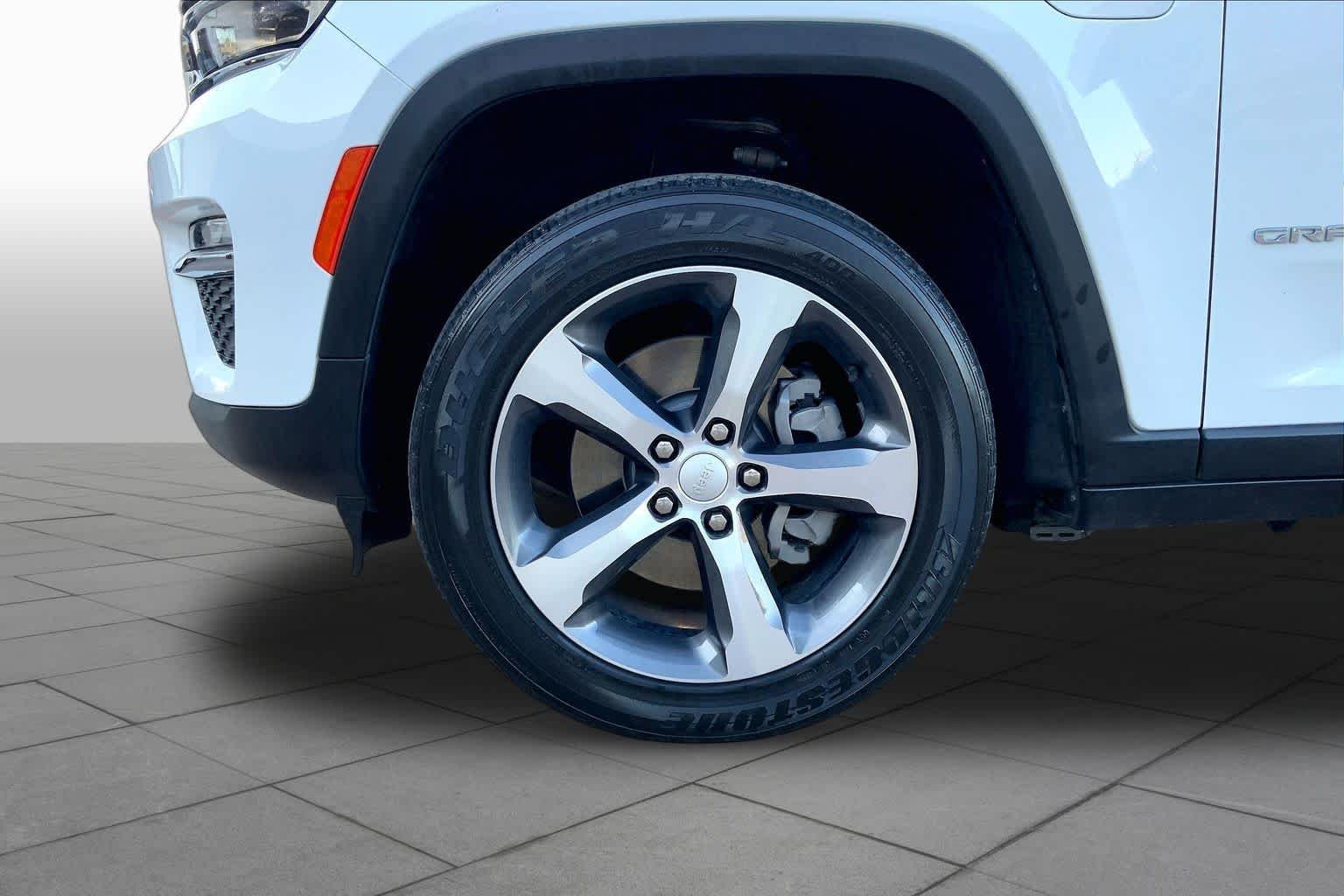 Used 2022 Bright White Clearcoat Jeep  image 10