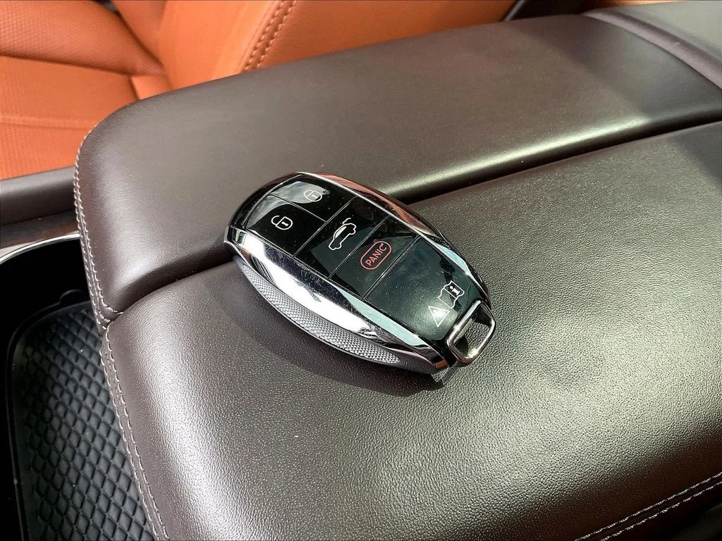 Used 2021 Midnight Emerald Bentley V8 image 35