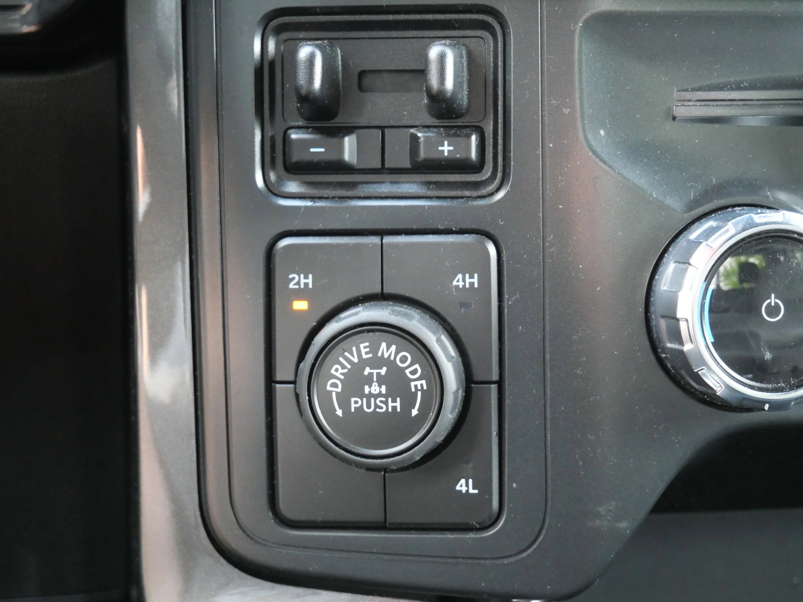Certified Used 2022 Oxford White Clearcoat Ford XLT 4WD SuperCrew 5.5 Box image 19