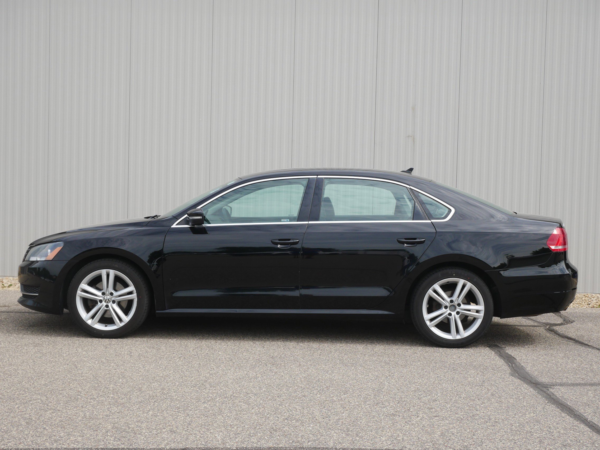 Used 2014 Black Volkswagen SE w/Snrf/Nav image 2