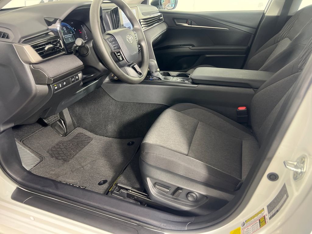2025 Toyota Camry LE - Photo 9