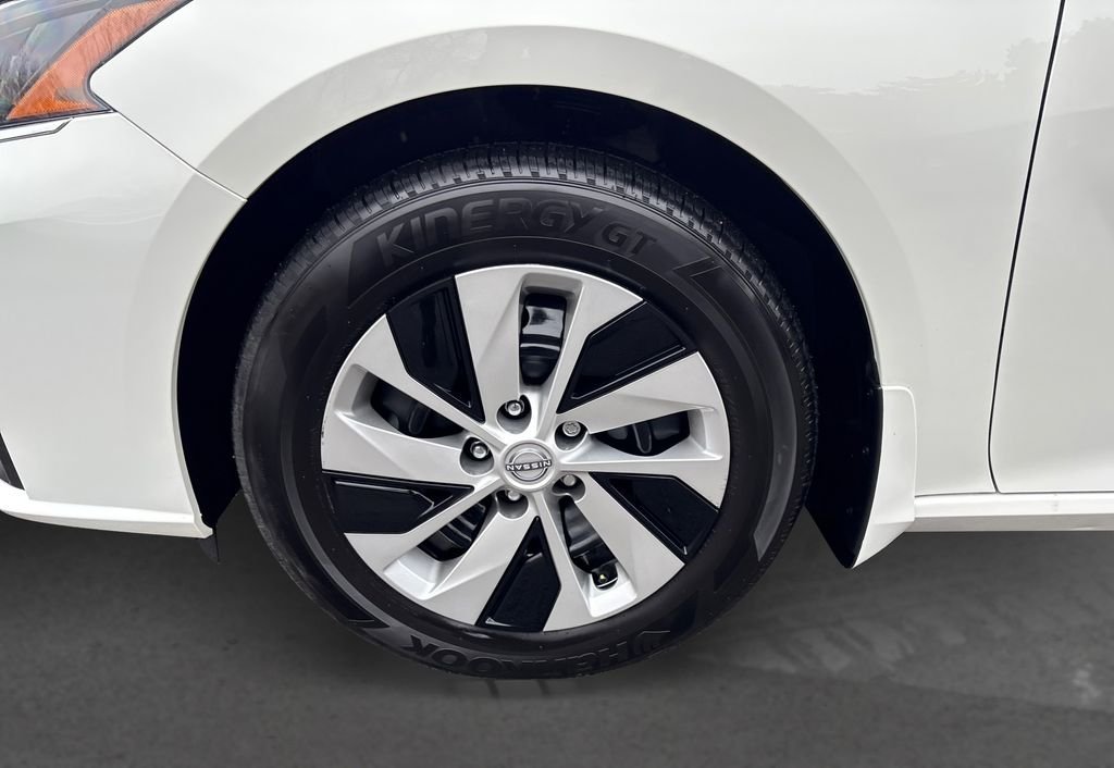 Certified Used 2025 White Nissan 2.5 S image 12