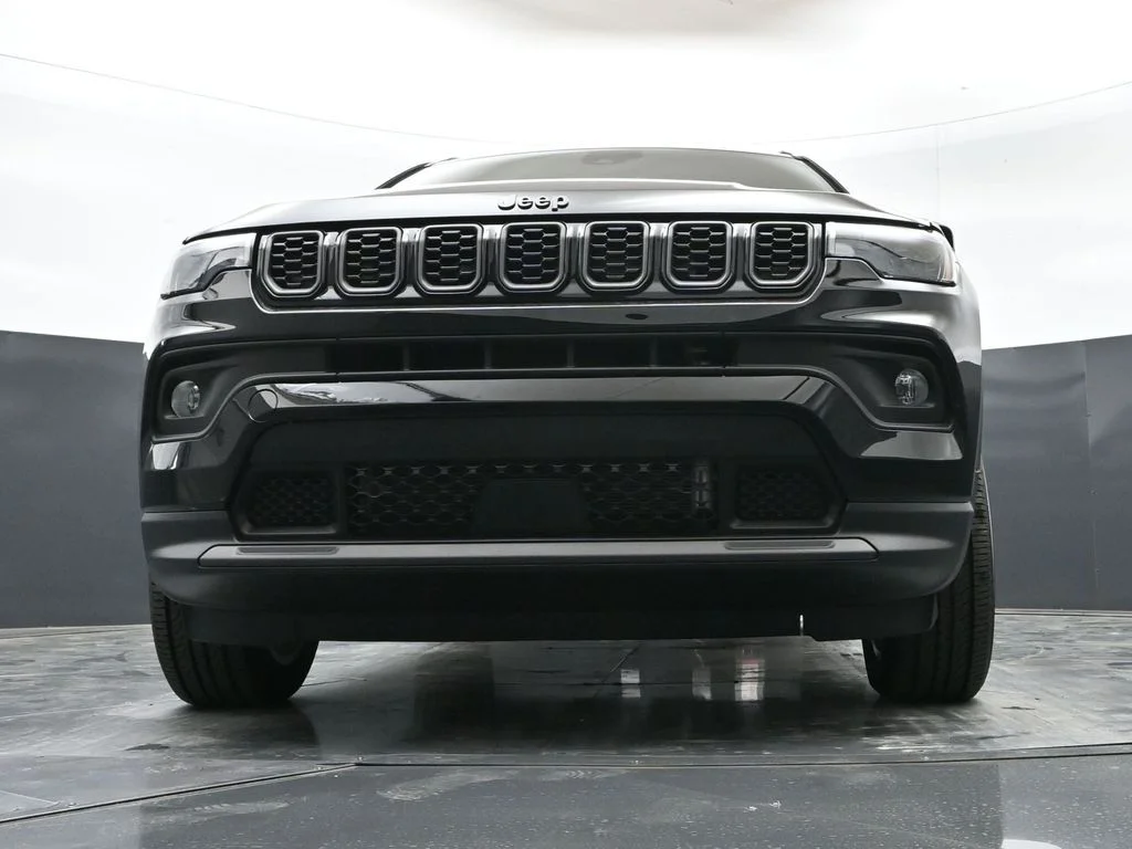 New 2026 Diamond Black Crystal Pearl-Coat Exterior Paint Jeep Latitude image 45
