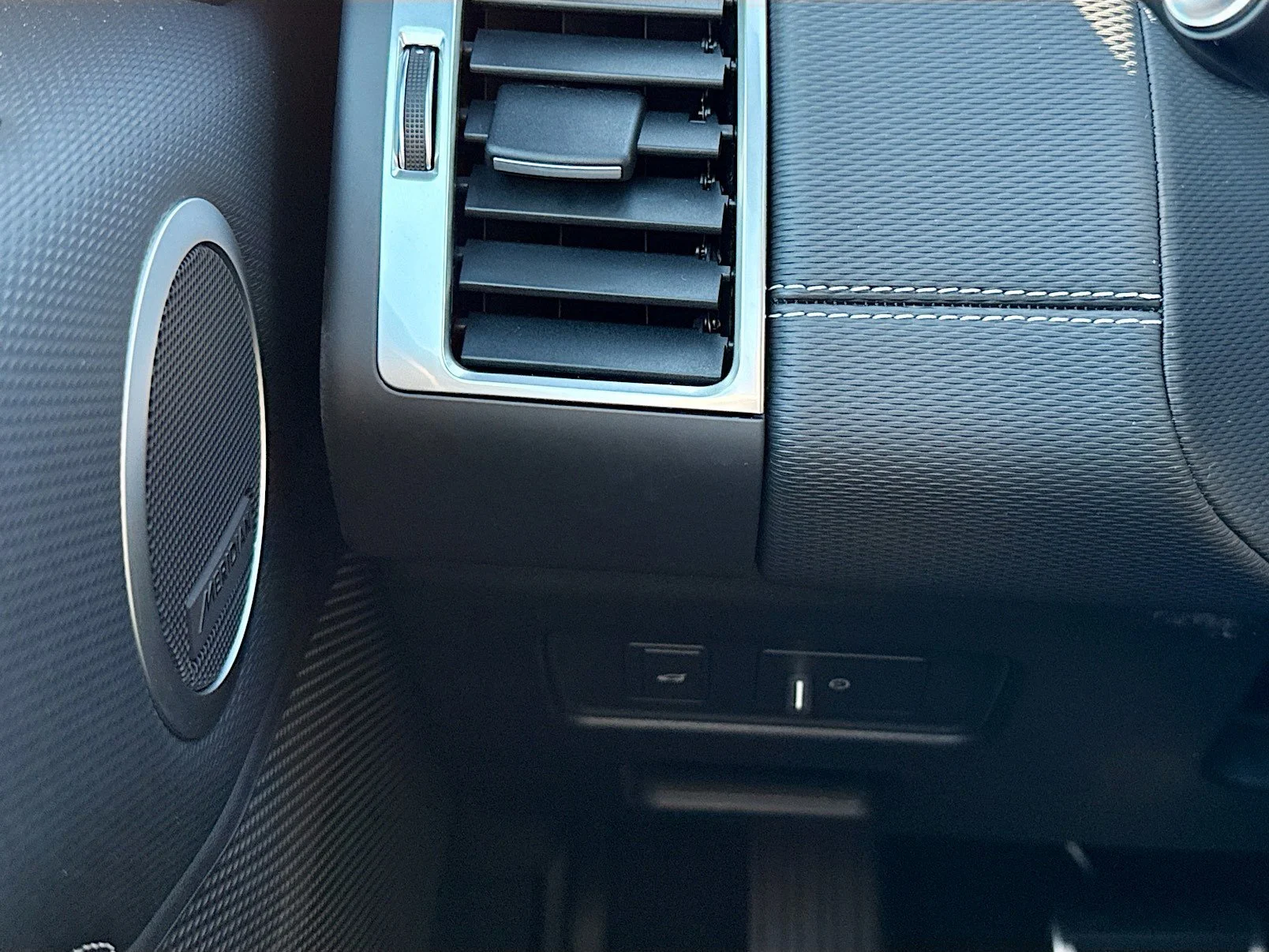New 2026 Charente Grey Land Rover Dynamic SE image 37