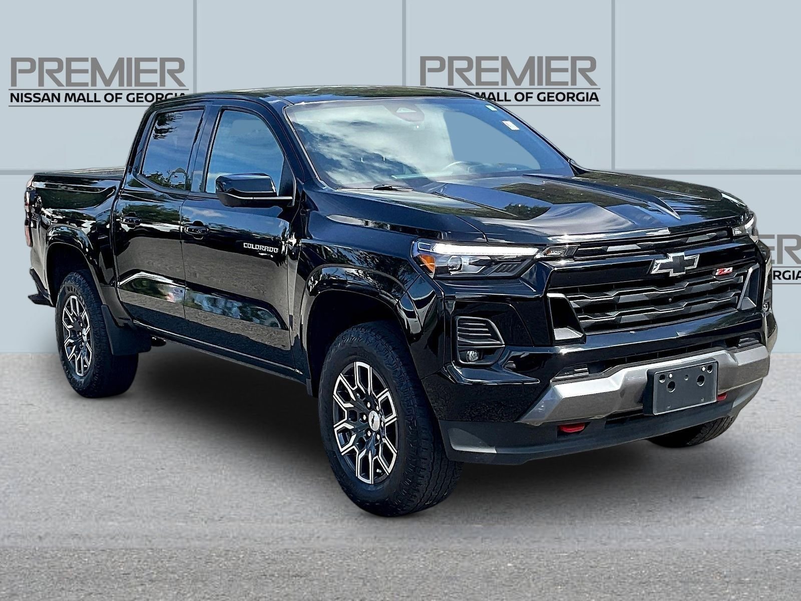 Used 2023 Black Chevrolet Z71 image 3