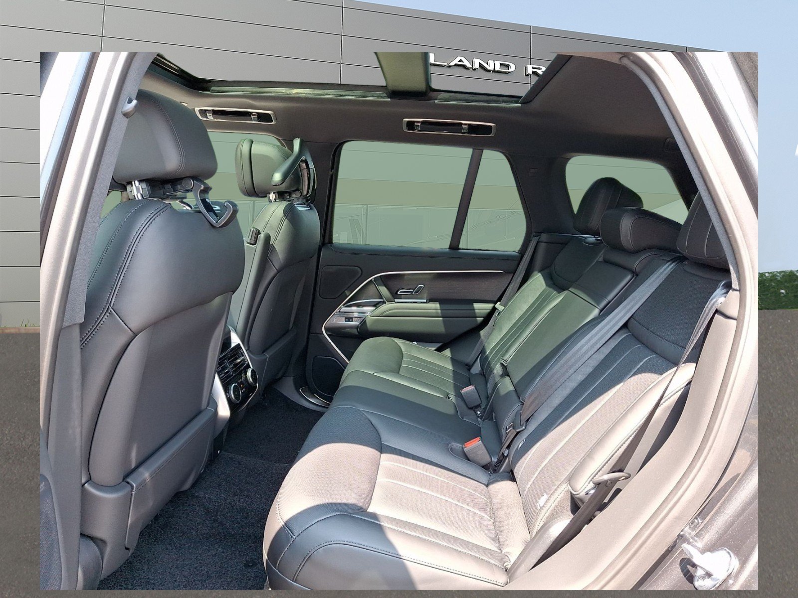 New 2026 Carpathian Grey Land Rover P530 SE image 7