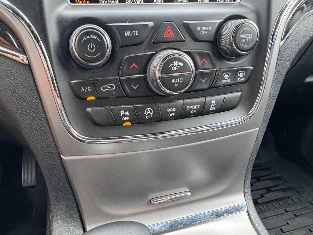 Used 2018 Diamond Black Crystal Pearlcoat Jeep Overland image 19