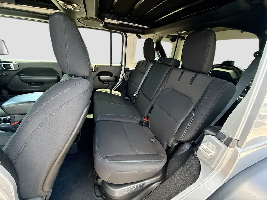 Used 2021 Silver Jeep Unlimited Rubicon 4xe image 27