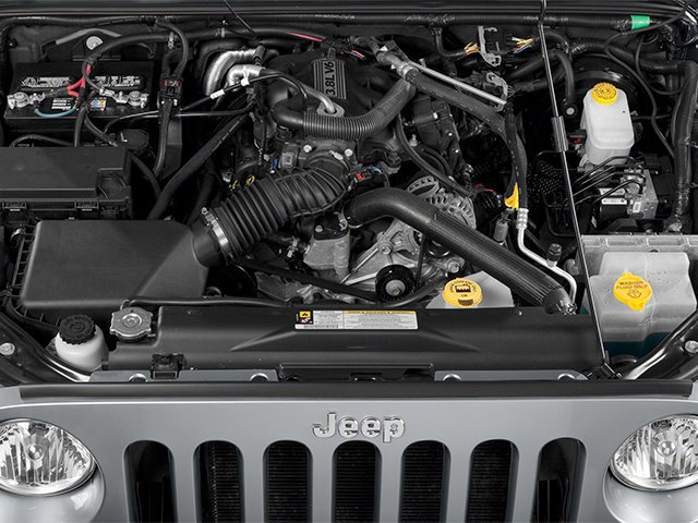 Used 2014 Bright White Clearcoat Jeep Sahara image 15