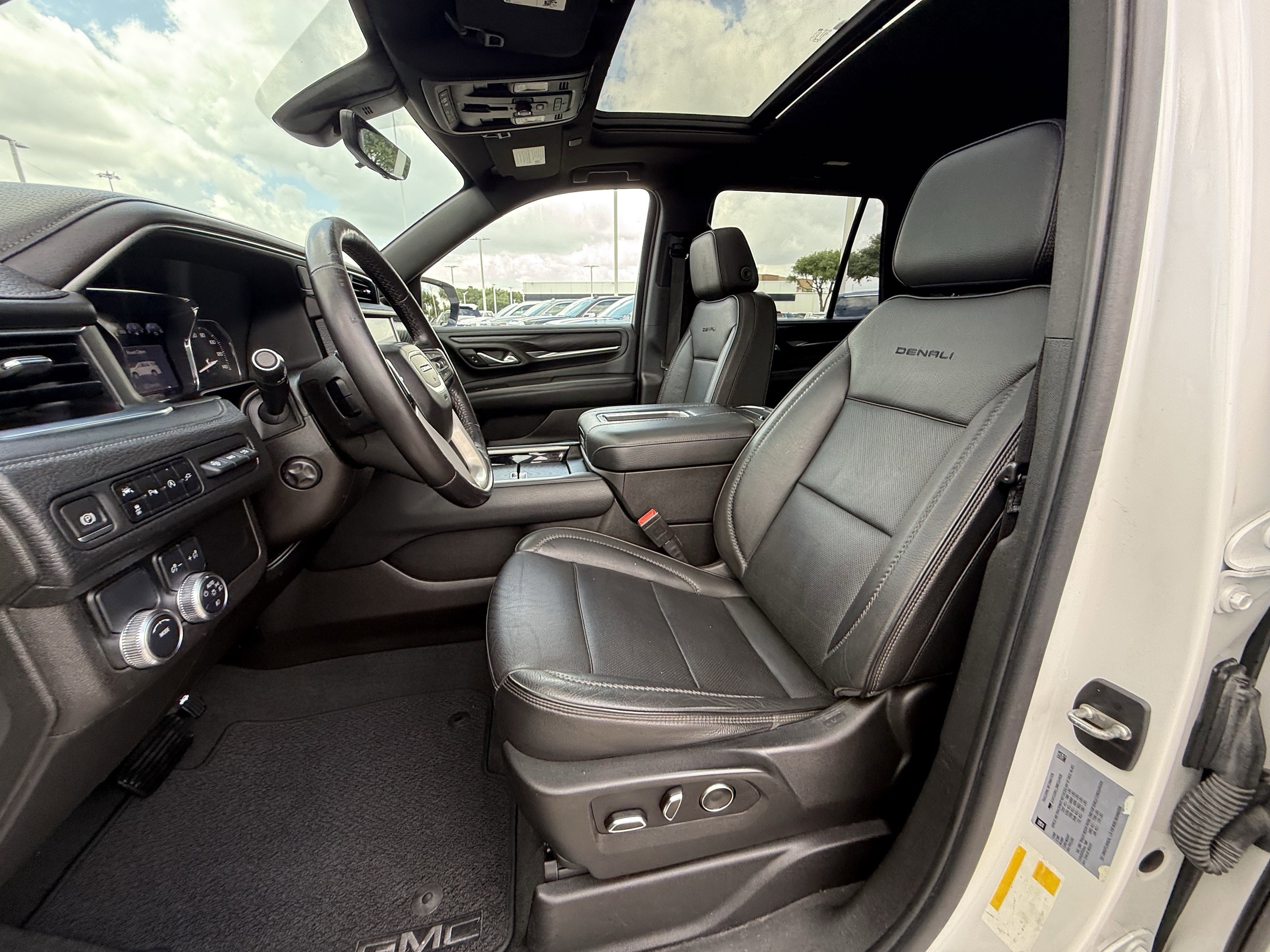 Used 2021 White Frost Tricoat GMC  image 25