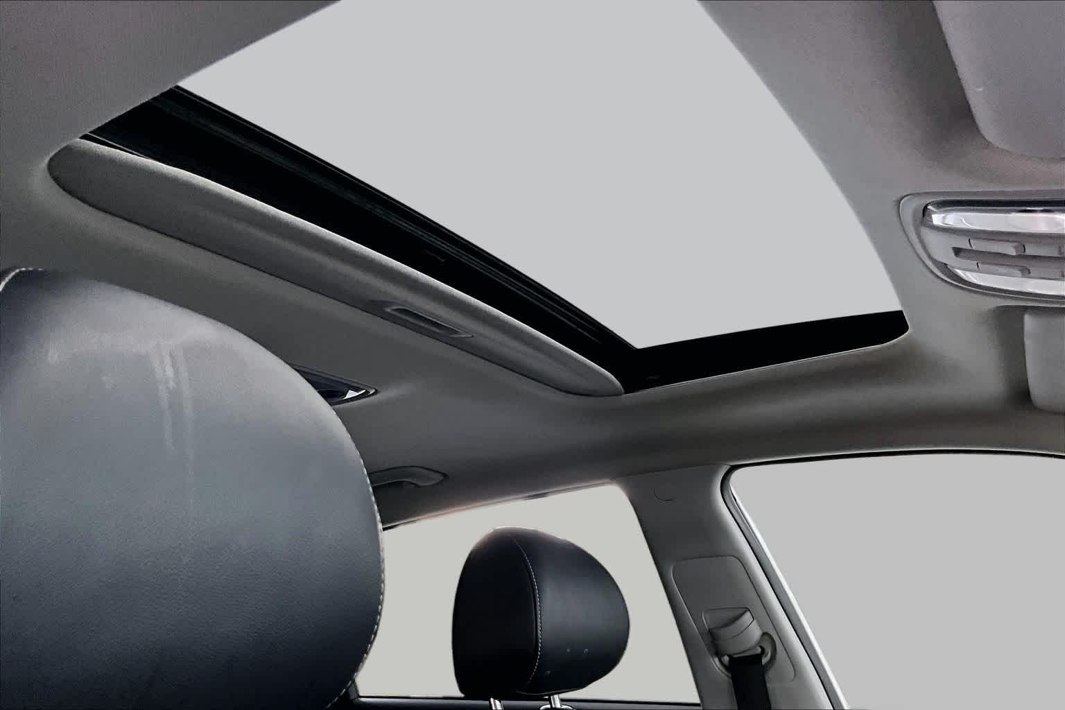 Used 2020 Snow White Pearl Kia Touring image 14