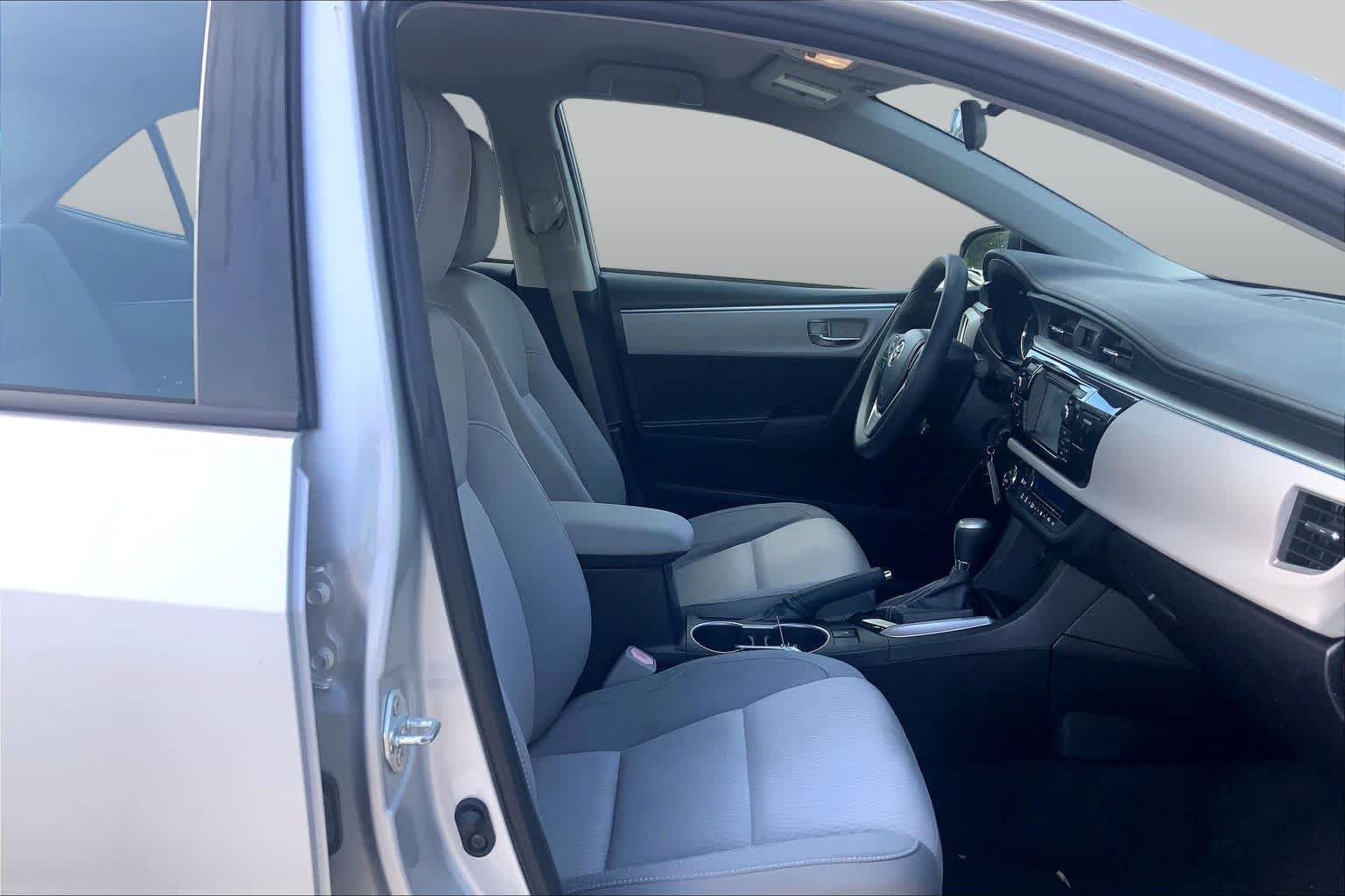 Used 2014 Classic Silver Metallic Toyota LE image 9